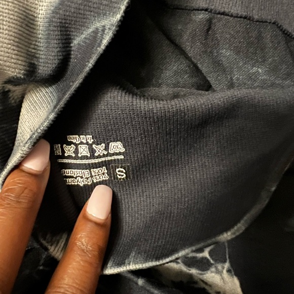 Booty Scrunch Shorts - Picture 2 of 4